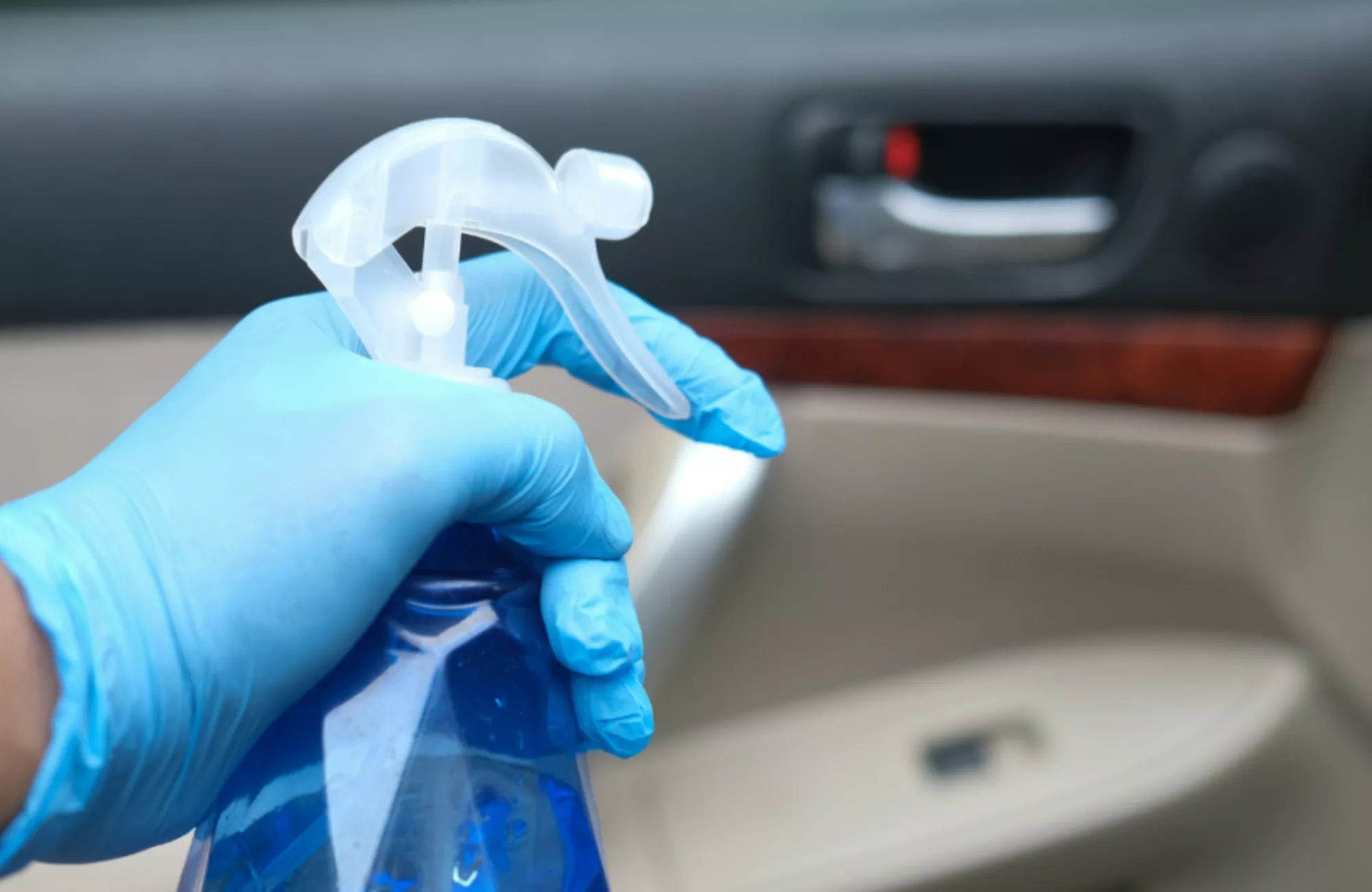 Het schoonmaken van de binnenkant van jouw auto: het stappenplan